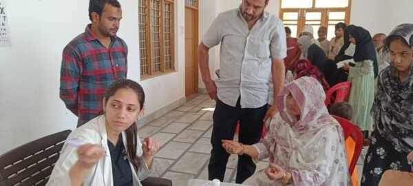 लंढौरा : भूकनपुर गांव में इन्दिरेश अस्पताल का निःशुल्क स्वास्थ्य