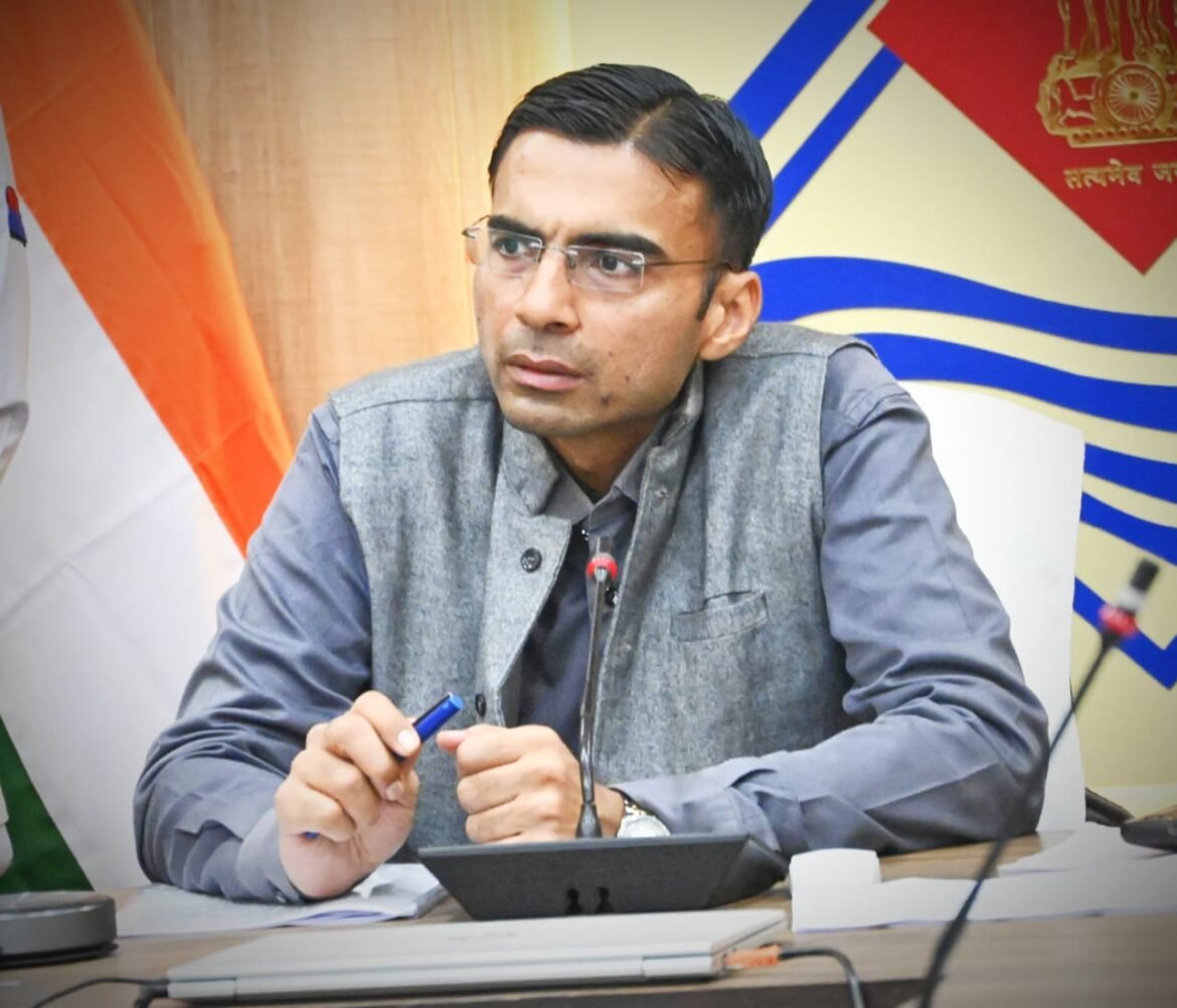 तैस में आकर लहराया शस्त्र; डीएम सविन बंसल ने किया