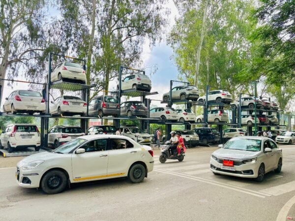 देहरादून की सडकों पर दौड़ने लगी “सखी कैब” डीएम सविन